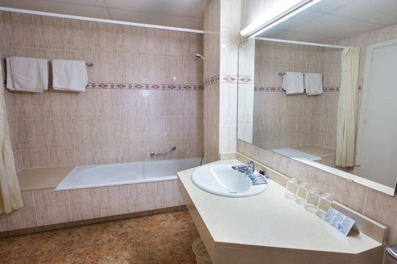 Hotel Costa Brava บลาเนส ภายนอก รูปภาพ